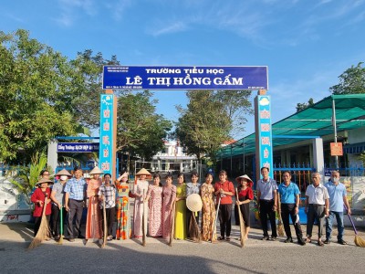 Ra quân vệ sinh chào mừng kỉ niệm 92 năm ngày truyền thống Mặt trận tổ quốc Việt Nam