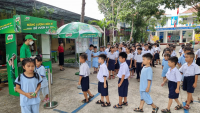 Công ty sữa Milo Việt Nam đến tặng sữa cho các em học sinh