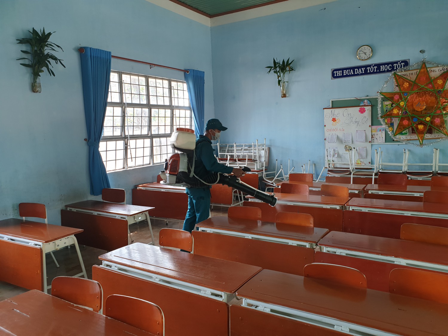 Trường TH Lê Thị Hồng Gấm: Nhà trường tiếp tục phối hợp cùng Trung tâm Y tế thành phố Thủ Dầu Một phun thuốc lần 2