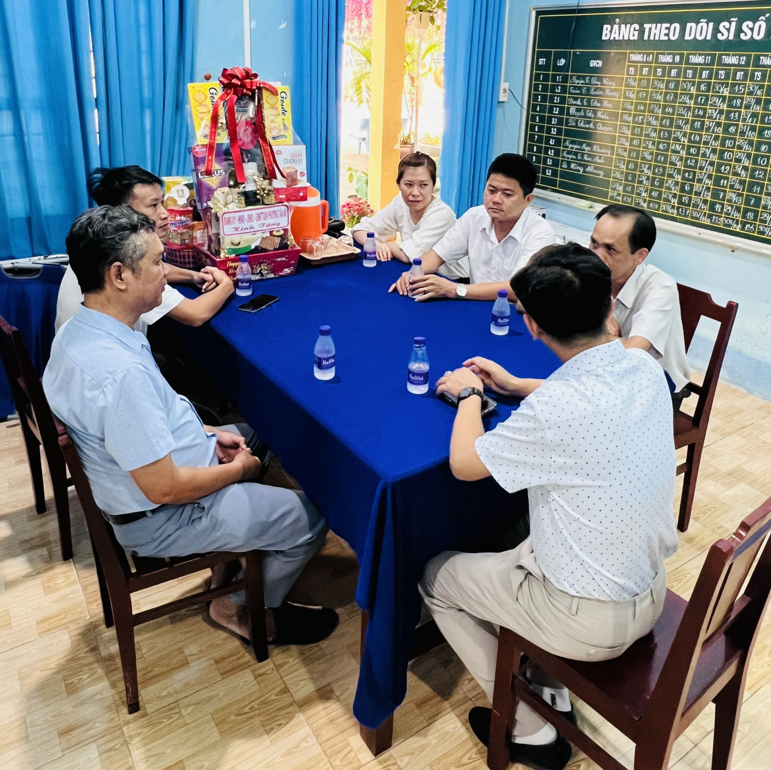 Đảng ủy UBND, UBMTTQ Phường Tân An đến thăm chúc tết thầy cô giáo trường TH Lê Thị Hồng Gấm