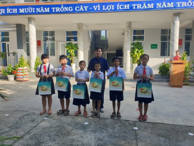 Mạnh thường quân trao tặng quà Trung thu cho học sinh có hoàn cảnh khó khăn và nước rửa tay khô cho học sinh