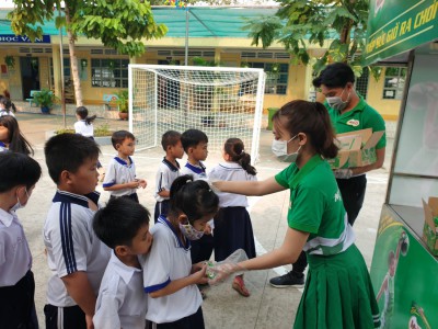 Các em học sinh nhận sữa Milo từ công ty