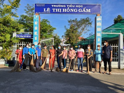 Trường Tiểu học Lê Thị Hồng Gấm ra quân làm vệ sinh môi trường, chào mừng tết Dương lịch 2022