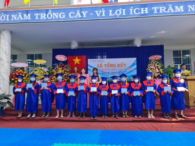 Lễ tổng kết năm học và lễ ra trường cho học sinh lớp 5 năm học 2021 - 2022