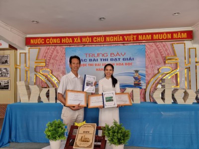 Cô Lê Thị Thủy và Thầy Vương Văn Đức nhận giải thưởng văn hóa đọc Tỉnh Bình Dương năm 2022