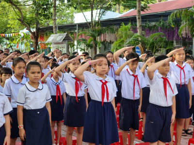 Trạm y tế tổ chức tiêm sởi cho trẻ em trường Tiểu học Lê Thị Hồng Gấm