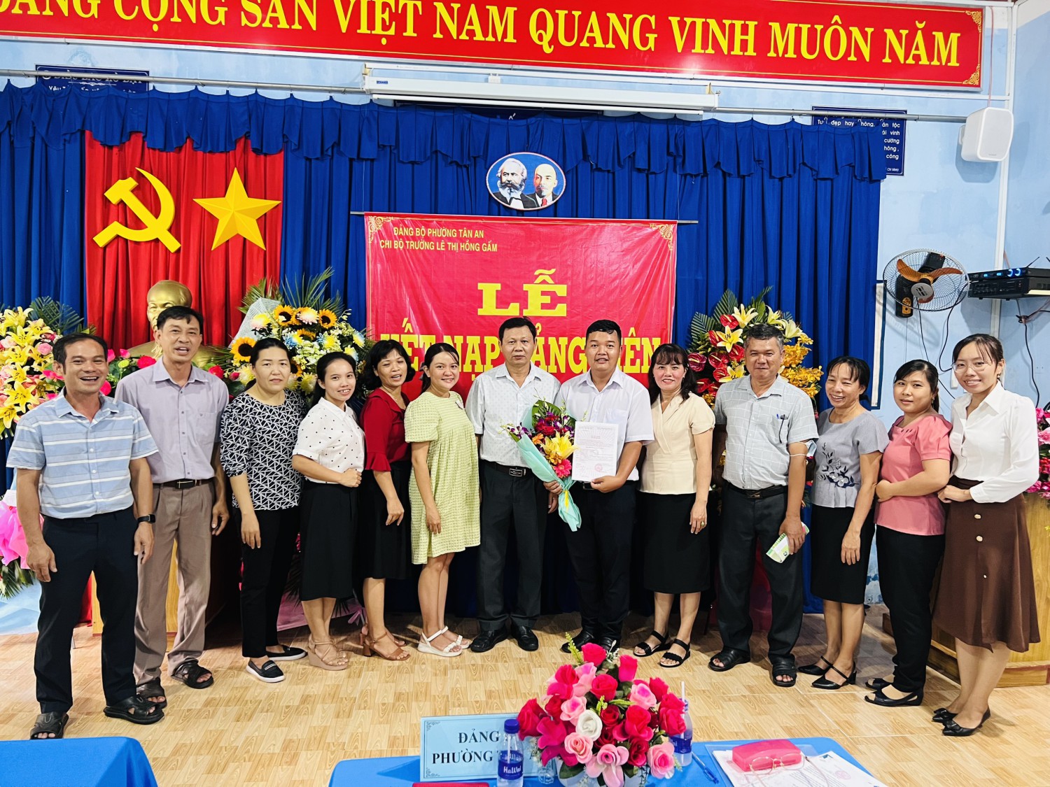 Lễ kết nạp Đảng viên mới Chi bộ Trường Tiểu học Lê Thị Hồng Gấm