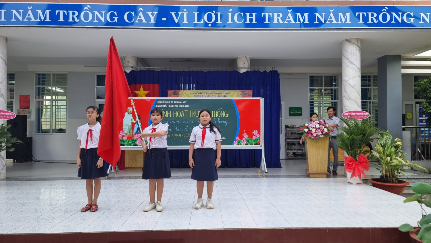 Liên đội Tiểu học Lê Thị Hồng Gấm tổ chức sinh hoạt truyền thống tưởng niệm 75 năm ngày anh hùng liệt sĩ Vừ A Dính hy sinh ( 15/06/1949 - 15/06/2024)