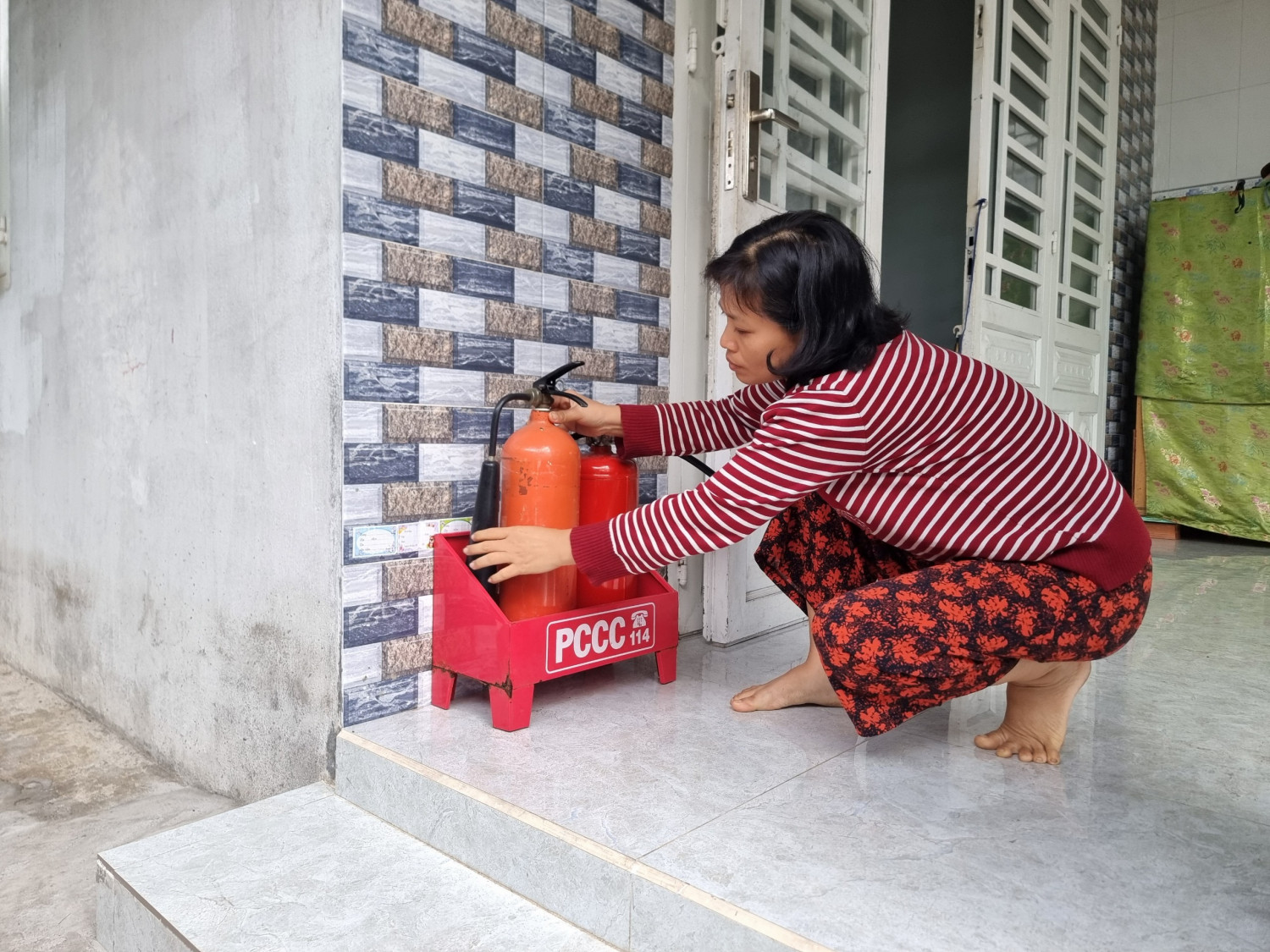 Mô hình " Nhà nhà có bình chữa cháy" triển khai đến toàn thể GV-NV và PHHS